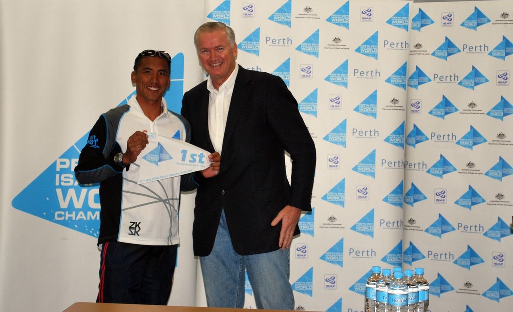 Philippines ENP athlete Reneric Moreno received first prize from sailing legend and Perth 2011 Board Member Peter Gilmour. © Perth 2011 http://www.perth2011.com